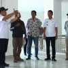Sekda Kuningan saat meninjau progres pembangunan gedung setda baru.